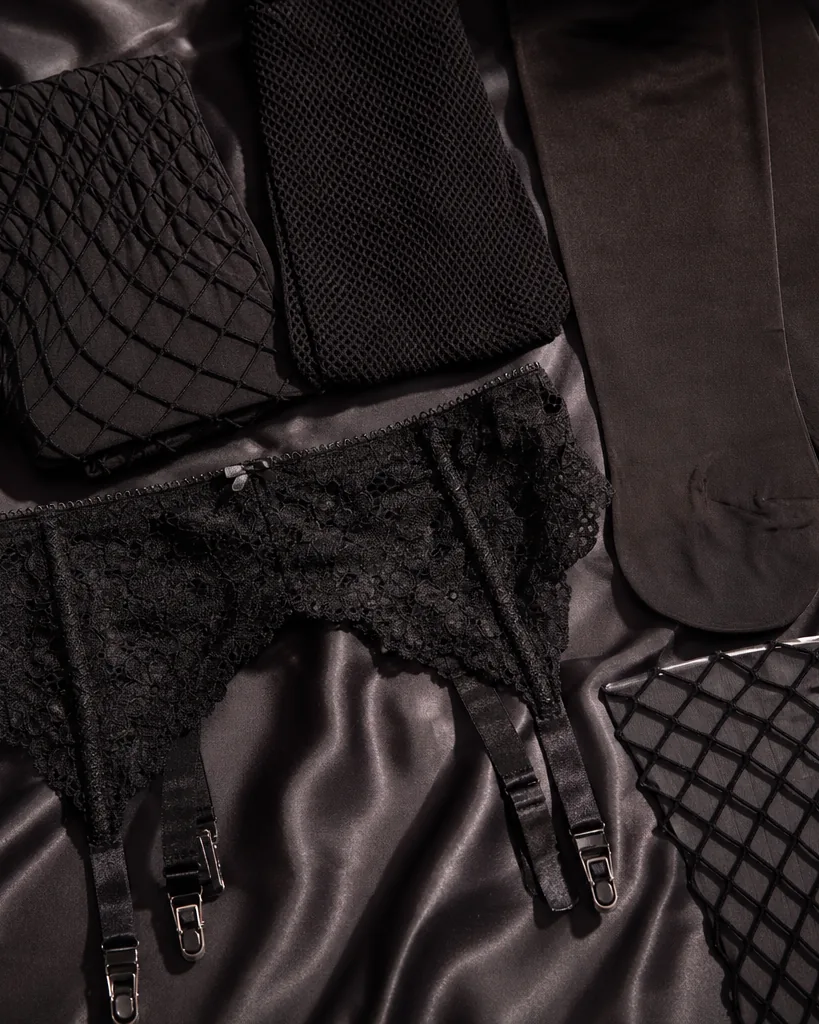 Crotchless pantyhose for a skirt and a secret